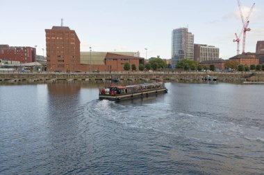 Albert Rıhtımı, Liverpool, Merseyside, İngiltere 'de bir gemi gezisinde geniş bir zevk mavnası.