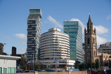 Liverpool, İngiltere 'deki yüksek katlı modern binalar