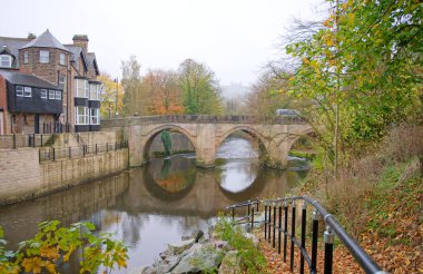 Matlock, Derbyshire, İngiltere 'de kemerli eski nehir köprüsü