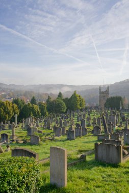 Matlock, Derbyshire, İngiltere 'deki mezarlık ve kasaba sahnesi.