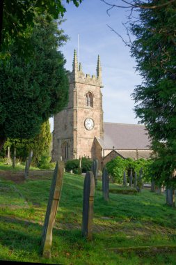 Matlock, Derbyshire, İngiltere 'de saat kulesi olan kilise.
