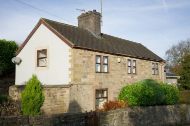 Derbyshire, İngiltere 'deki eski taştan kulübe.