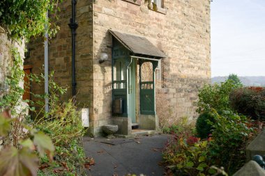 Matlock, Derbyshire, İngiltere 'de küçük bir kapı ve veranda.