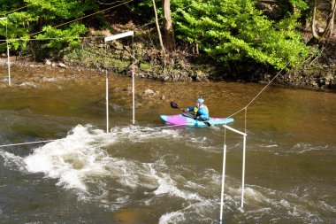 Derwent in Matlock Bath, Derbyshire, İngiltere 'de kayak yapan bir adam.