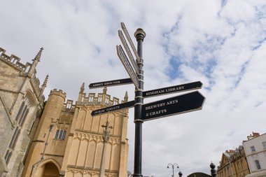 Cirencester, İngiltere 'de turist bilgilendirme tabelası