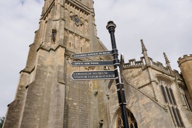 Cirencester, İngiltere 'de turist bilgilendirme tabelası