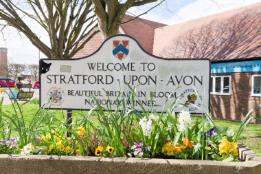 İngiltere, Avon 'daki Stratford' da bahar çiçekleriyle hoş geldiniz tabelası