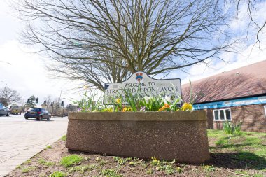 İngiltere, Avon 'daki Stratford' da bahar çiçekleriyle hoş geldiniz tabelası