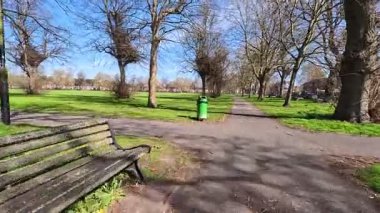Chester Green, Derby, İngiltere 'de halka açık bir parktan geçin.