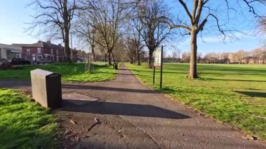 Chester Green, Derby, İngiltere 'de halka açık bir parktan geçin.