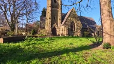 Chester Green, Derby, İngiltere 'de bir kiliseye doğru yürüyorum.