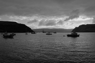 Portree Gölü 'ne demir atmış balıkçı tekneleri. Skye Adası, İskoçya, İngiltere.