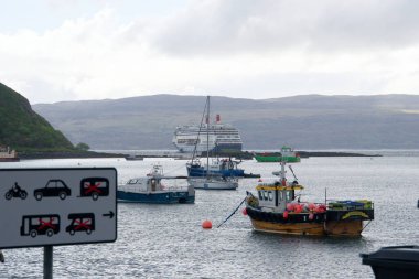 Gemiler ve botlar İskoçya 'nın Skye Adası, Portree Gölü' nde demirledi.