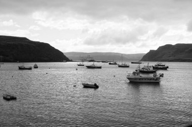 Portree Gölü 'ne demir atmış balıkçı tekneleri. Skye Adası, İskoçya, İngiltere.
