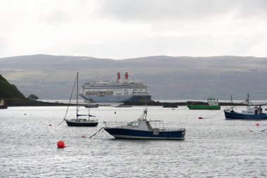 Gemiler ve botlar İskoçya 'nın Skye Adası, Portree Gölü' nde demirledi.