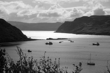 Portree Gölü 'ne demir atmış balıkçı tekneleri. Skye Adası, İskoçya, İngiltere.