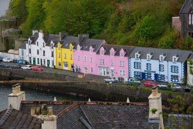 Portree, İskoçya 'daki renkli liman binaları