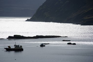 Portree Gölü 'ne demir atmış balıkçı tekneleri. Skye Adası, İskoçya, İngiltere.
