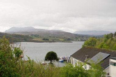 Portree, İskoçya 'da deniz manzaralı bir ev