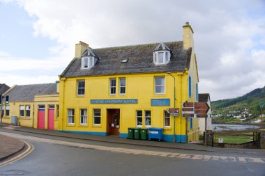 Portree 'deki sarı bina, Skye Adası, İskoçya