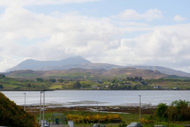 İskoçya, Skye Adası, Portree Gölü kıyısındaki evler.