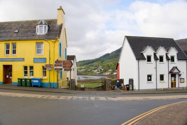 Portree 'deki sarı bina, Skye Adası, İskoçya