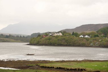 İskoçya, Skye Adası, Portree Gölü kıyısındaki evler.