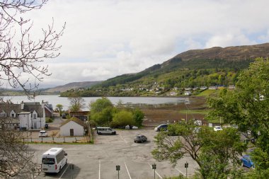 İskoçya, Skye Adası, Portree Gölü kıyısındaki evler.