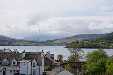 İskoçya, Skye Adası, Portree Gölü kıyısındaki evler.