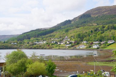 İskoçya, Skye Adası, Portree Gölü kıyısındaki evler.