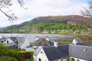 İskoçya, Skye Adası, Portree Gölü kıyısındaki evler.
