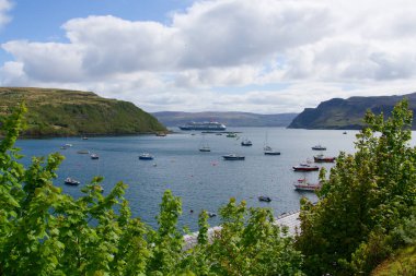 İskoçya, Skye Adası, Portree Gölü 'nde demirli gemiler.