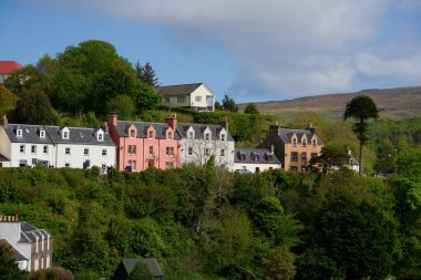 İskoçya, Skye Adası, Portree Gölü kıyısındaki evler.