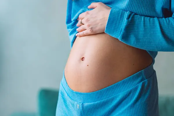 Zbliżenie Młodej Kobiety Ciąży Dotykającej Brzucha Szóstym Miesiącu Ciąży Dbającej — Zdjęcie stockowe