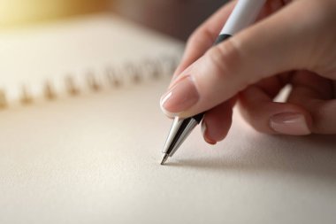 Not defterine kalem yazan bir kadın eli. Eğitim ve çalışma konsepti. Yüksek kalite fotoğraf