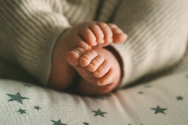 Yeni doğmuş bir bebeğin çıplak ayakla yakın çekimi. Annelik ve çocukluk kavramı. Yüksek kalite fotoğraf