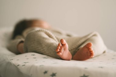 Yeni doğmuş bir bebeğin çıplak ayakla yakın çekimi. Annelik ve çocukluk kavramı. Yüksek kalite fotoğraf
