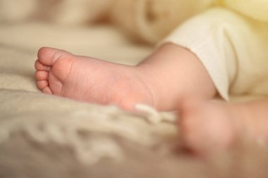 Yeni doğmuş bir bebeğin çıplak ayakla yakın çekimi. Annelik ve çocukluk kavramı. Yüksek kalite fotoğraf