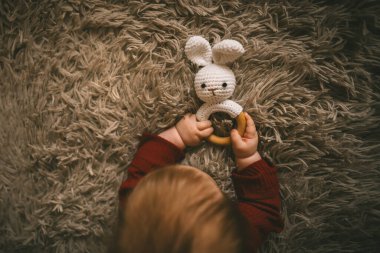 Şirin bebek oyuncak tavşanla oynuyordu. Bebeklik ve oyun zamanı konsepti. Yüksek kalite fotoğraf