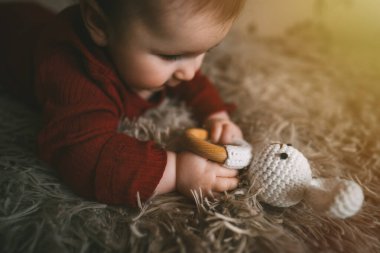 Şirin bebek oyuncak tavşanla oynuyordu. Bebeklik ve oyun zamanı konsepti. Yüksek kalite fotoğraf