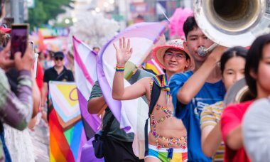 28 Mayıs 2023 'te Chiang Mai Tayland' daki Onur Yürüyüşü. Çeşitli insanlar LGBT gökkuşağı bayrağını açık havada tutarken eğleniyor..