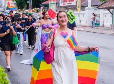 28 Mayıs 2023 'te Chiang Mai Tayland' daki Onur Yürüyüşü. Çeşitli insanlar LGBT gökkuşağı bayrağını açık havada tutarken eğleniyor..
