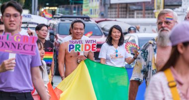 28 Mayıs 2023 'te Chiang Mai Tayland' daki Onur Yürüyüşü. Çeşitli insanlar LGBT gökkuşağı bayrağını açık havada tutarken eğleniyor..