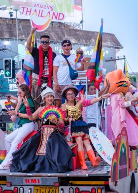 28 Mayıs 2023 'te Chiang Mai Tayland' daki Onur Yürüyüşü. Çeşitli insanlar LGBT gökkuşağı bayrağını açık havada tutarken eğleniyor..