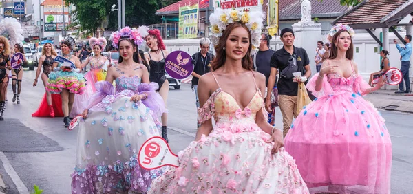 28 Mayıs 2023 'te Chiang Mai Tayland' daki Onur Yürüyüşü. Çeşitli insanlar LGBT gökkuşağı bayrağını açık havada tutarken eğleniyor..