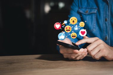 İş adamları arama motoru optimizasyon aracını kullanmak için akıllı telefonlar üzerinde çalışıyorlar. Teknoloji, pazarlama ve iş konsepti için çevrimiçi içerik bulmak veya tanıtmak ve tanıtmak.