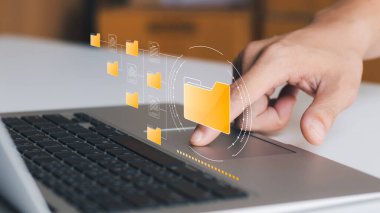 Belge yönetim sistemi kavramı, iş adamı klasörü ve belge simgesi yazılımı, verimli arşivleme ve şirket verileri için çevrimiçi belge veritabanı araştırması ve yönetimi.