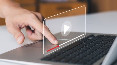 Akıllı telefonlu çevrimiçi film yayını. Genç adam cep telefonundan hayali bir video oynatıcı servisi ile film izliyor..