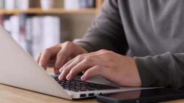 Dizüstü bilgisayarla çalışan iş adamı müşterilerle irtibat kurar ve iş stratejileri planlar, teknolojiyi en verimli şekilde kullanan kavramlarla çalışır..