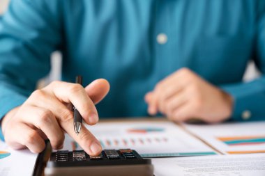 Yatırımcılar kâr ve maliyetleri hesap makineleri, büyüme ve yatırım grafiği analizi, iş planlaması ve satış kârını maksimuma çıkarmak için stratejilerle hesaplıyorlar. Uzun vadeli iş planı.